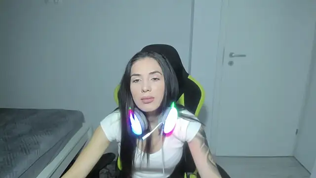 Emmapmg online show from December 2025 06:36:02 PM