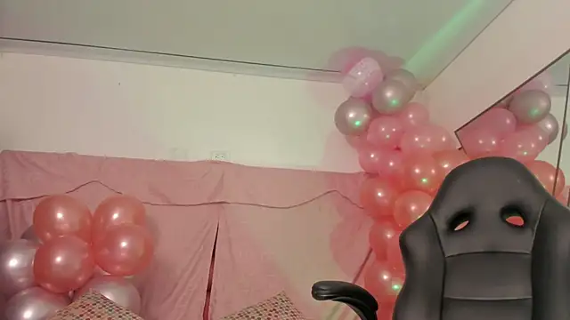 Snapshot of BonnieCute_ chatting on March 2025 11:43:01 AM BonnieCute online show from March 2025 11:43:01 AM