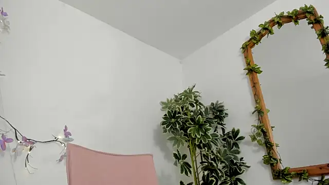 Snapshot of BonnieCute_ chatting on October 2025 12:00:01 AM BonnieCute online show from October 2025 12:00:01 AM