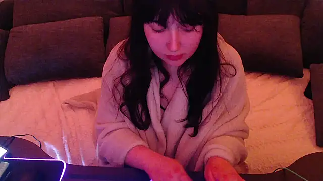Lynylou online show from December 2024 11:49:01 PM