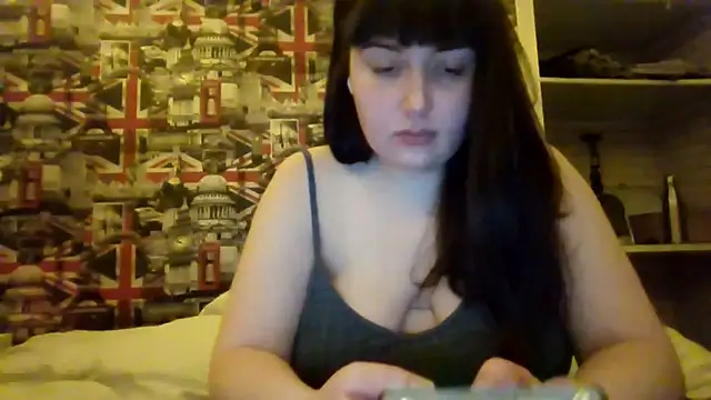 Lynylou online show from December 2025 08:31:02 PM