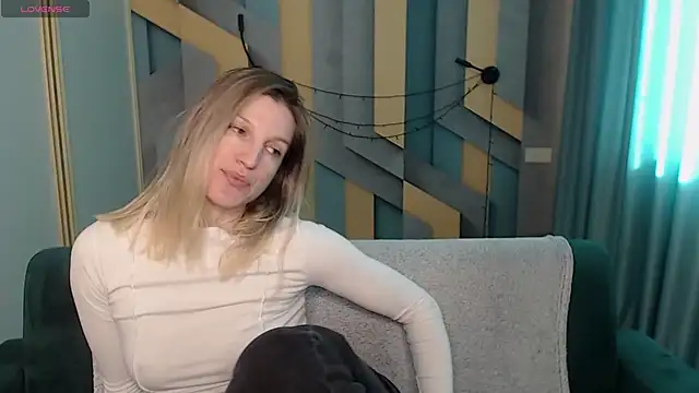 Snapshot of EmilyWalkeri chatting on February 2026 08:01:01 AM EmilyWalkeri online show from February 2026 08:01:01 AM