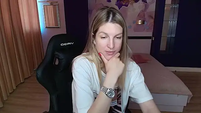 EmilyWalkeri online show from June 2026 07:06:02 AM