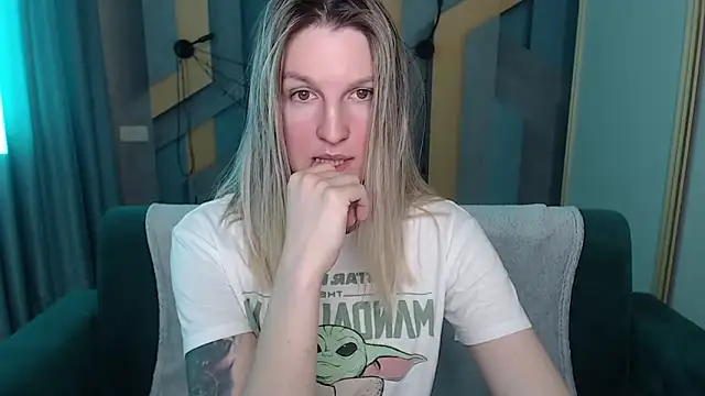 Snapshot of EmilyWalkeri chatting on February 2026 07:33:02 AM EmilyWalkeri online show from February 2026 07:33:02 AM