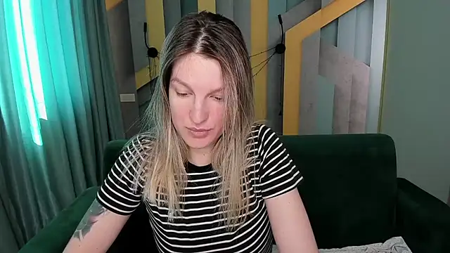 EmilyWalkeri online show from April 2026 07:04:02 AM