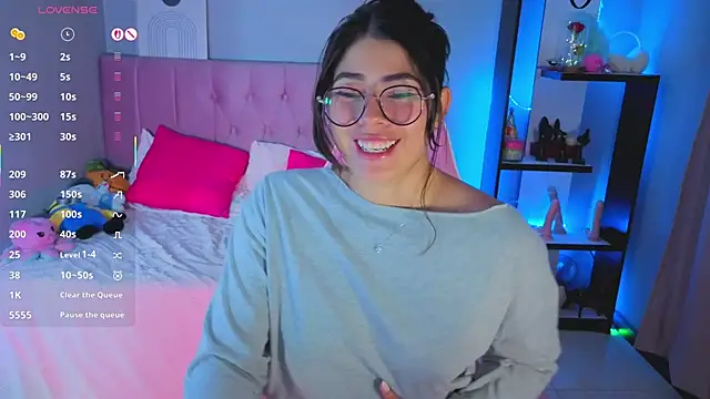 Snapshot of LoaLuxury chatting on November 2025 05:28:01 PM LoaLuxury online show from November 2025 05:28:01 PM