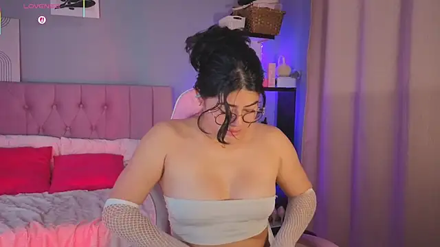 Snapshot of LoaLuxury chatting on December 2025 12:42:02 PM LoaLuxury online show from December 2025 12:42:02 PM