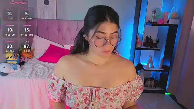 Snapshot of LoaLuxury chatting on November 2025 06:07:02 PM LoaLuxury online show from November 2025 06:07:02 PM