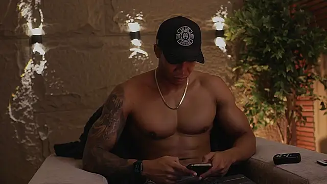 Logan Varela online show from November 2025 12:22:02 AM