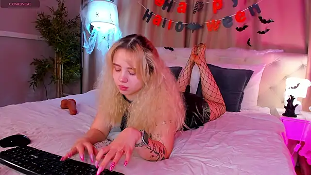 Valerie Woods online show from November 2025 01:10:02 AM