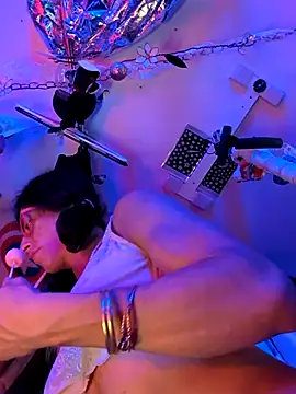 gurlnips online show from November 2025 07:17:01 PM