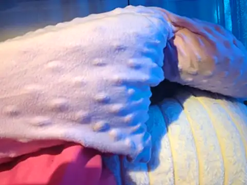 gurlnips online show from October 2025 08:46:02 AM