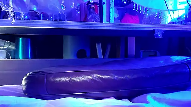 gurlnips online show from October 2025 10:04:01 AM