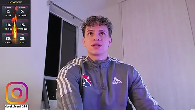 Snapshot of DerekOlsen chatting on October 2025 02:43:01 AM DerekOlsen online show from October 2025 02:43:01 AM