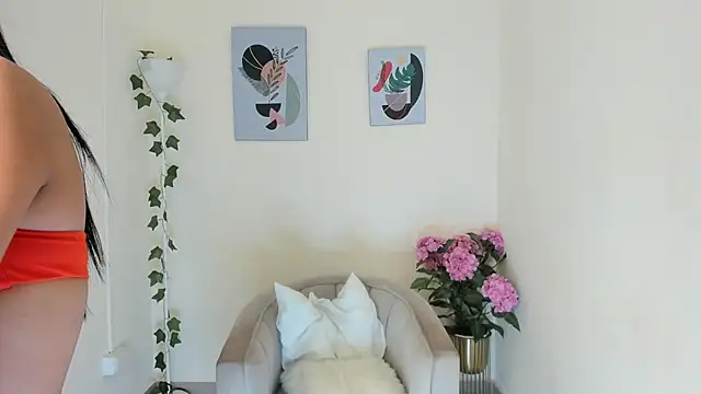 Charlothe capell online show from December 2025 08:00:01 PM