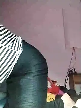 Snapshot of ngoclothingoc9en chatting on March 2025 10:57:02 AM ngoclothingoc9en online show from March 2025 10:57:02 AM