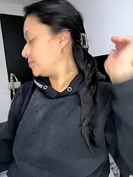 jjulietha95 online show from November 2025 04:15:02 AM