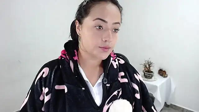 jjulietha95 online show from May 2026 09:40:02 PM