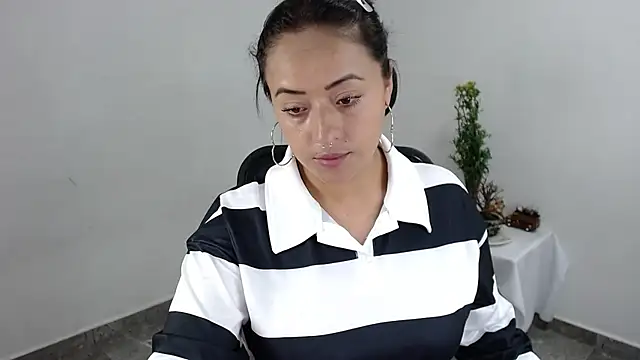 jjulietha95 online show from May 2026 01:30:02 AM