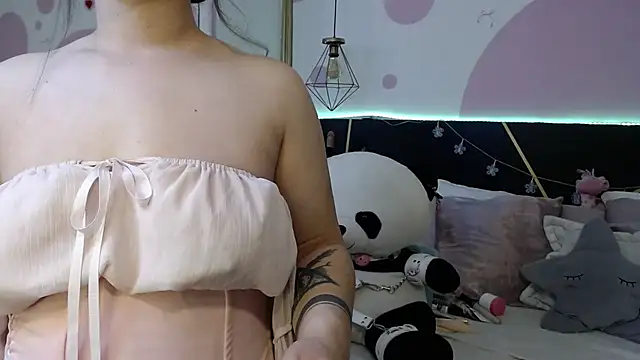 Snapshot of DanniAbbey chatting on December 2025 12:00:01 PM DanniAbbey online show from December 2025 12:00:01 PM