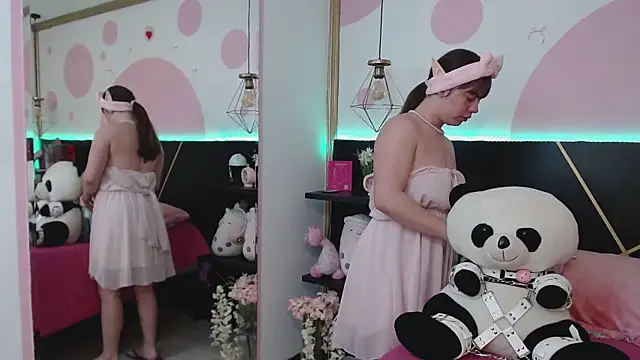 Snapshot of DanniAbbey chatting on November 2025 11:53:01 AM DanniAbbey online show from November 2025 11:53:01 AM