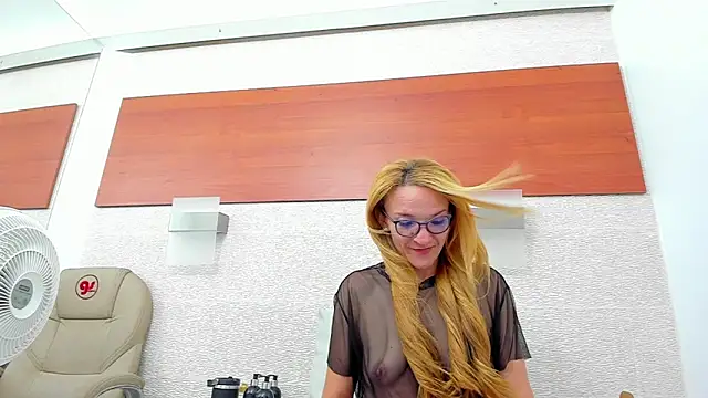 Snapshot of maddy_cartter chatting on November 2025 11:21:01 AM maddy cartter online show from November 2025 11:21:01 AM