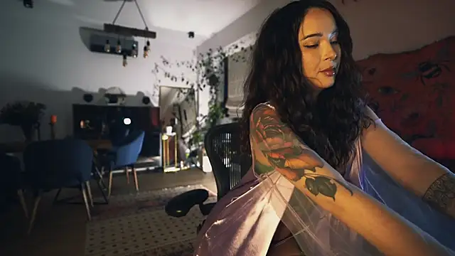 Snapshot of Leona_Mell chatting on November 2025 10:36:02 PM Leona Mell online show from November 2025 10:36:02 PM