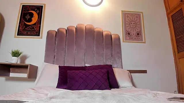 sky caroline online show from December 2025 08:25:01 PM