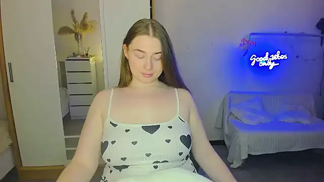 Snapshot of Demure_Smile chatting on February 2025 08:10:01 PM Demure Smile online show from February 2025 08:10:01 PM