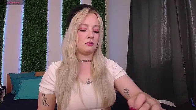 Snapshot of Nicole__Aniston_ chatting on September 2025 12:01:02 PM Nicole  Aniston  online show from September 2025 12:01:02 PM