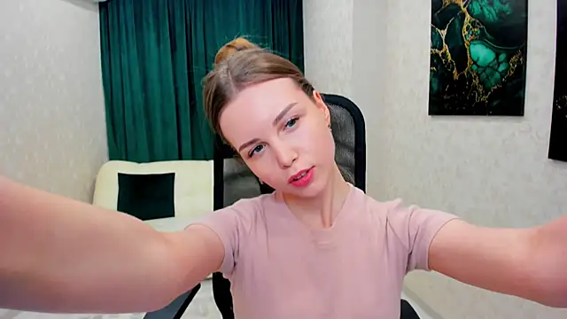 Snapshot of MileyWings chatting on March 2025 12:28:01 PM MileyWings online show from March 2025 12:28:01 PM