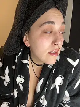 Snapshot of ThicBunz chatting on November 2025 06:09:01 PM ThicBunz online show from November 2025 06:09:01 PM