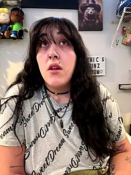 Snapshot of ThicBunz chatting on October 2025 04:03:02 AM ThicBunz online show from October 2025 04:03:02 AM