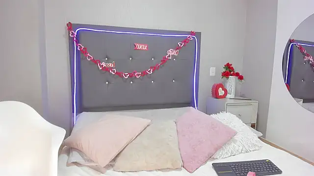 emma lye online show from April 2026 08:43:01 PM