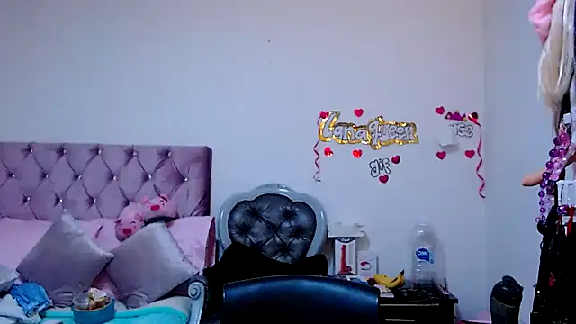 lanaqueen699 online show from April 2026 09:39:33 PM