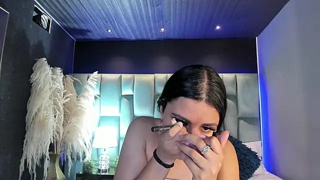 Larabrooks online show from November 2025 07:03:01 PM