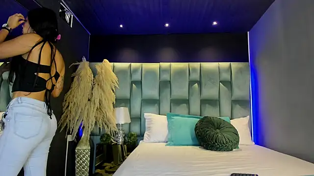 Larabrooks online show from December 2025 07:04:01 PM