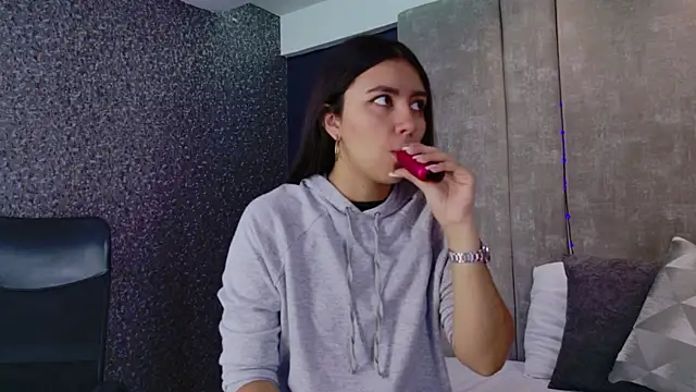 Larabrooks online show from December 2025 05:28:01 PM