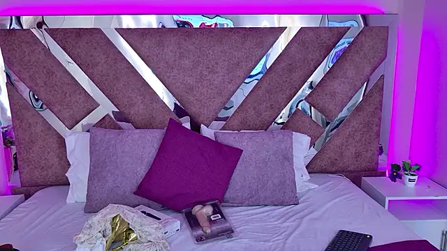 Larabrooks online show from February 2026 07:47:02 PM