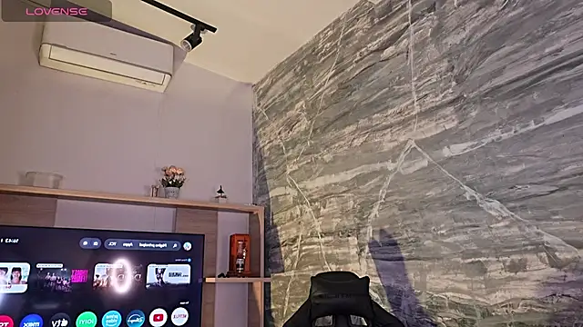 Melany Luv online show from April 2026 09:43:02 PM