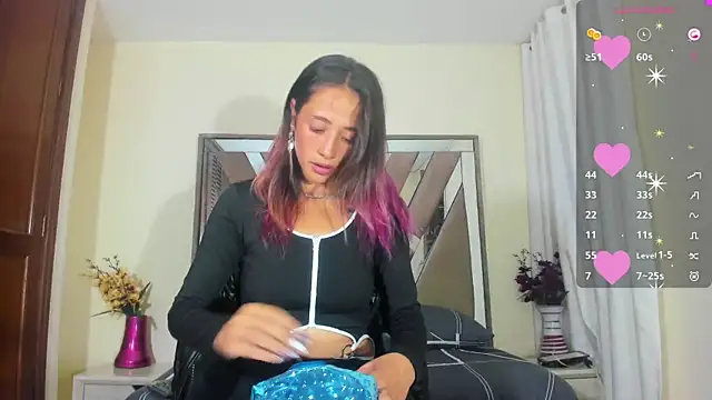 Snapshot of ZOEE_COOPER chatting on January 2025 12:43:02 AM ZOEE COOPER online show from January 2025 12:43:02 AM