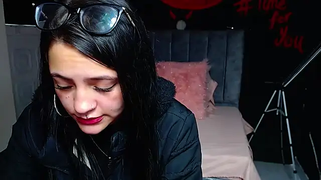 Violettasquirt online show from March 2026 01:51:03 PM