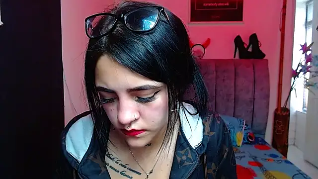Snapshot of Violettasquirt chatting on October 2025 01:30:02 PM Violettasquirt online show from October 2025 01:30:02 PM