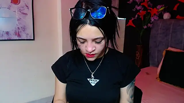 Violettasquirt online show from November 2025 03:23:01 PM