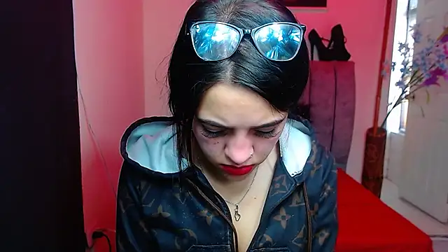 Snapshot of Violettasquirt chatting on October 2025 01:32:01 PM Violettasquirt online show from October 2025 01:32:01 PM