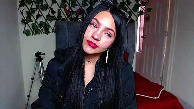 Violettasquirt online show from May 2026 01:32:02 PM