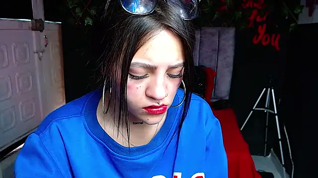 Violettasquirt online show from May 2026 01:37:02 PM