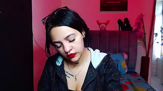 Snapshot of Violettasquirt chatting on October 2025 01:23:02 PM Violettasquirt online show from October 2025 01:23:02 PM