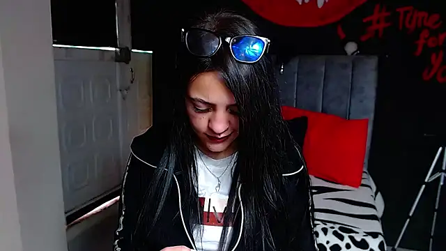 Violettasquirt online show from March 2026 01:33:01 PM