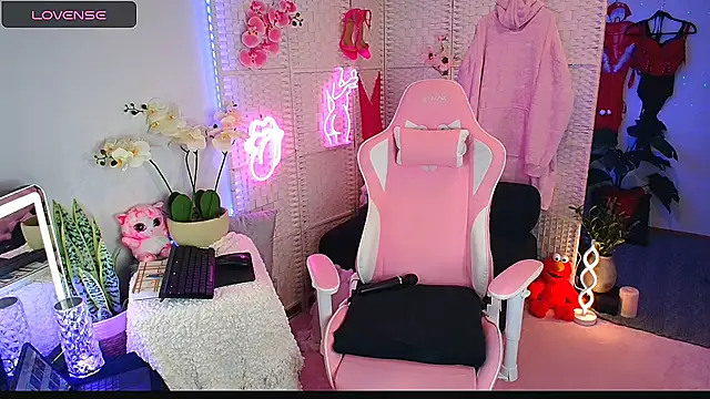 Snapshot of EllieKarrX chatting on March 2025 10:43:02 PM EllieKarrX online show from March 2025 10:43:02 PM